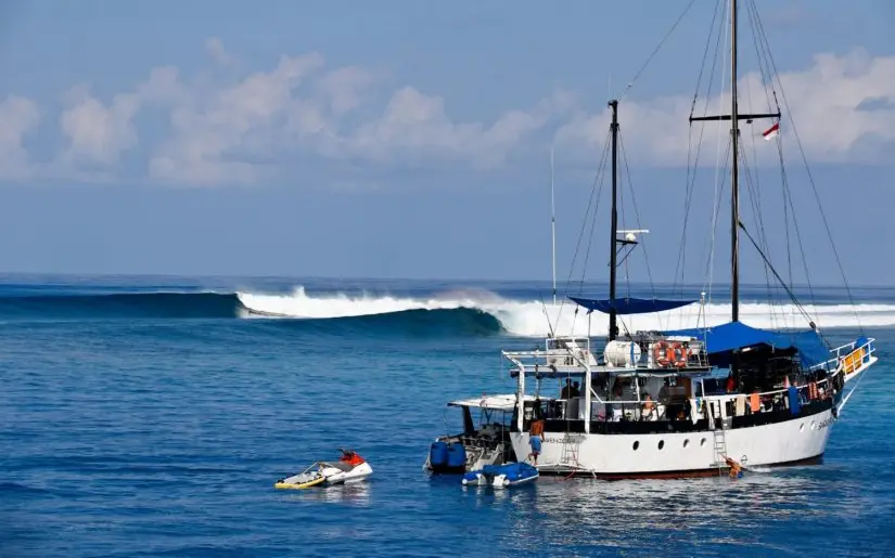 Barrenjoey surf charter boat