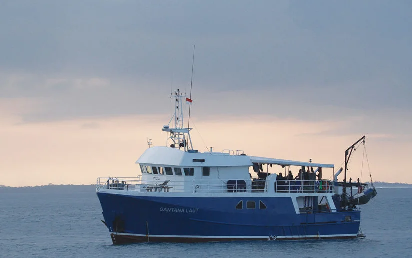 Santana Laut surf charter boat